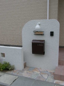ﾏｰｷｭﾘｰのﾎﾟｽﾄがｱｸｾﾝﾄの門塀