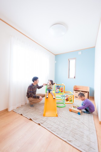 男の子の部屋の壁紙を1面のみ変えてブルーで落ち着きのある部屋に。