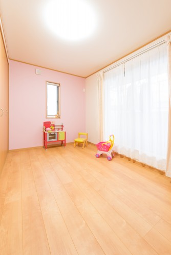 女の子の部屋の壁紙も一面を変えて可愛いピンクで雰囲気も明るく。